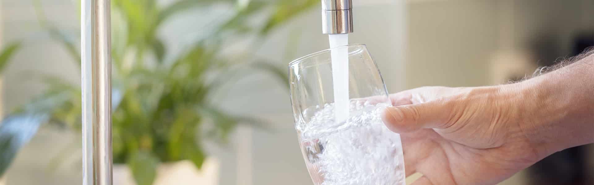 Comment filtrer l'eau du robinet pour la boire ? - Côté Maison